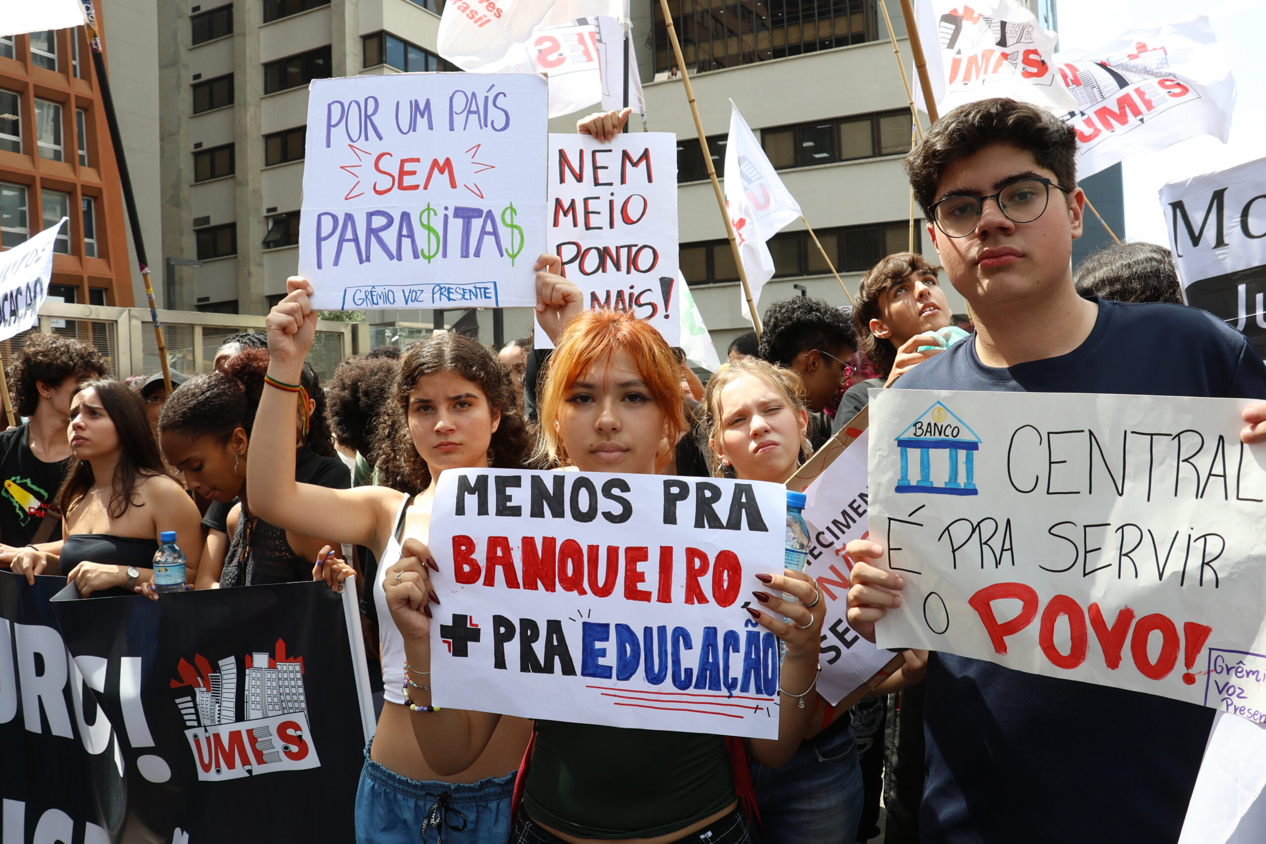 Jovens em Protesto: Educação, Justiça Social e Banco Central