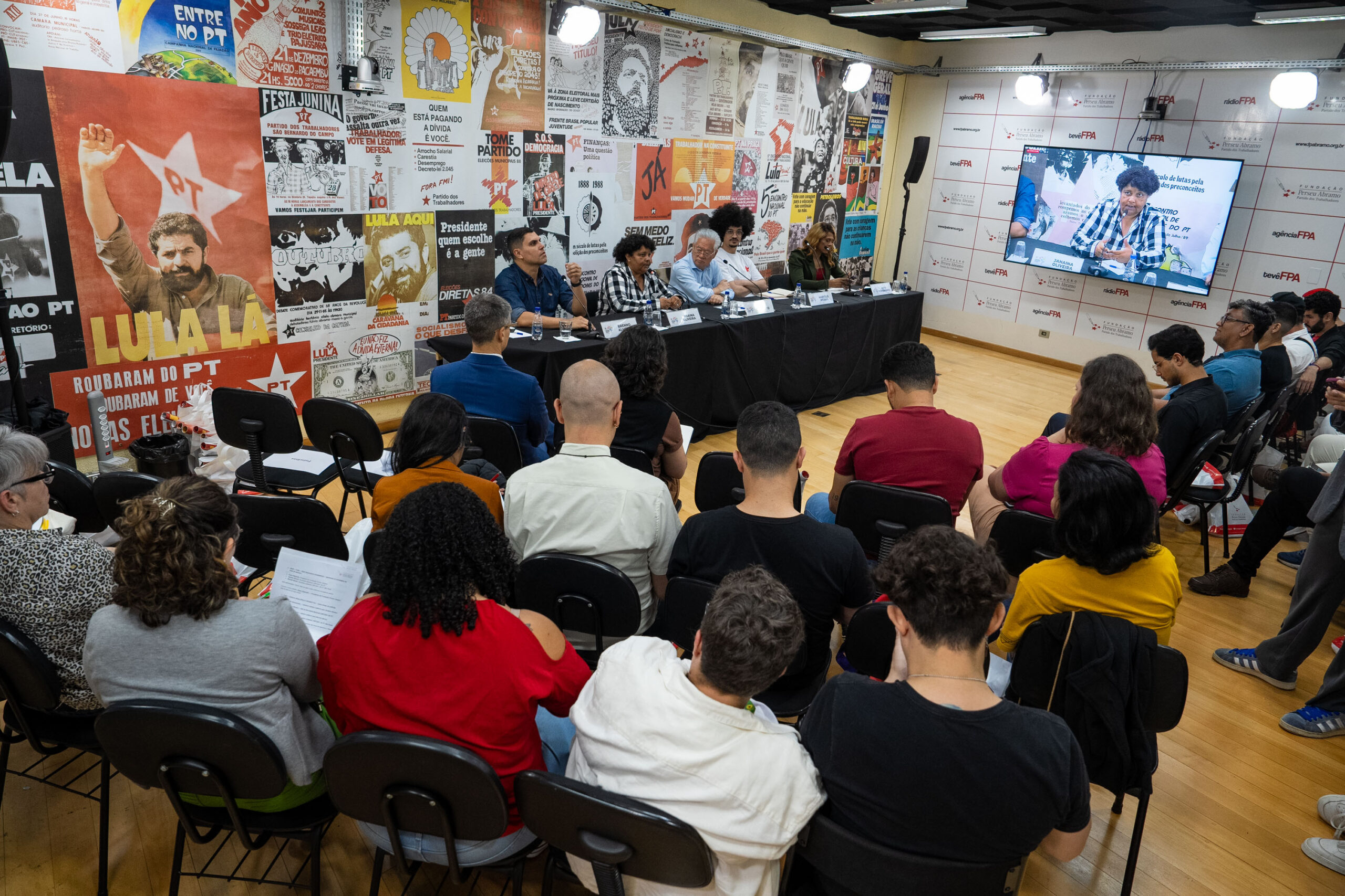 Primeiro dia do seminário LGBTQIA+ debateu construção partidária e guerra híbrida