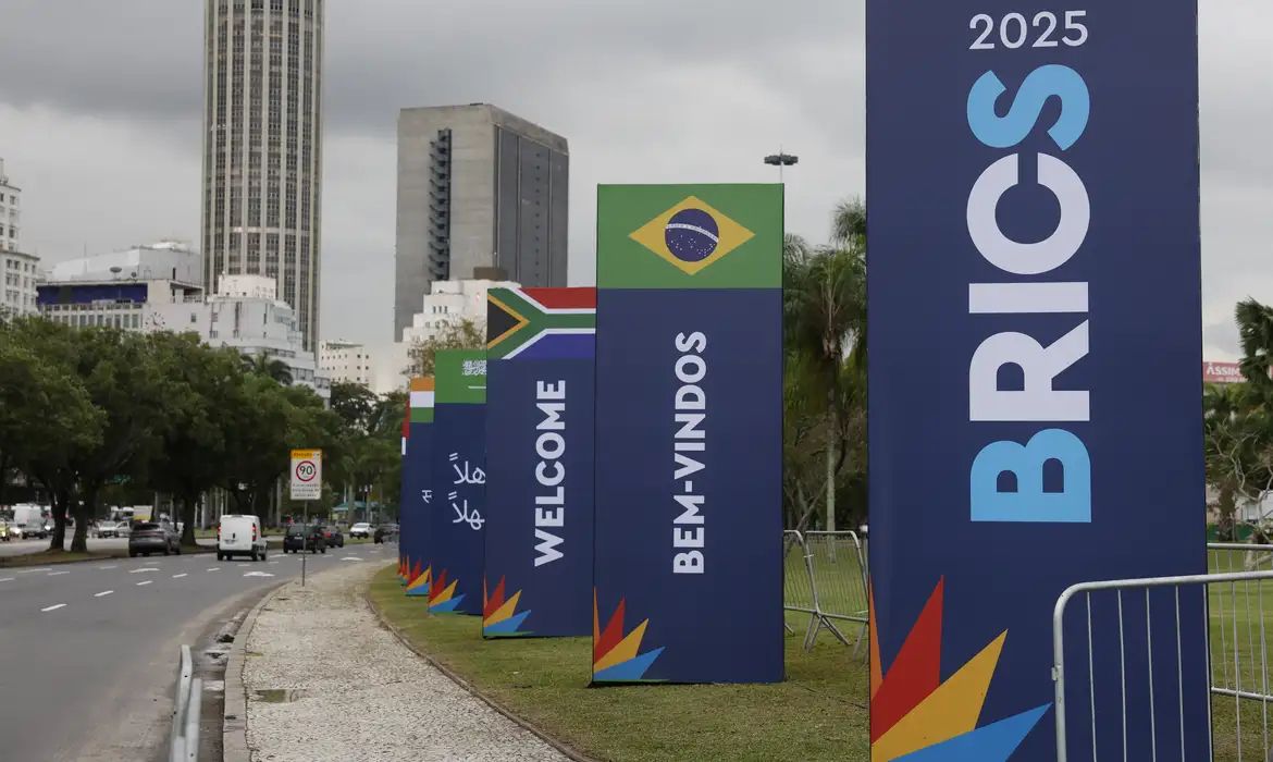 Bandeiras BRICS 2025 em cenário urbano de boas-vindas.