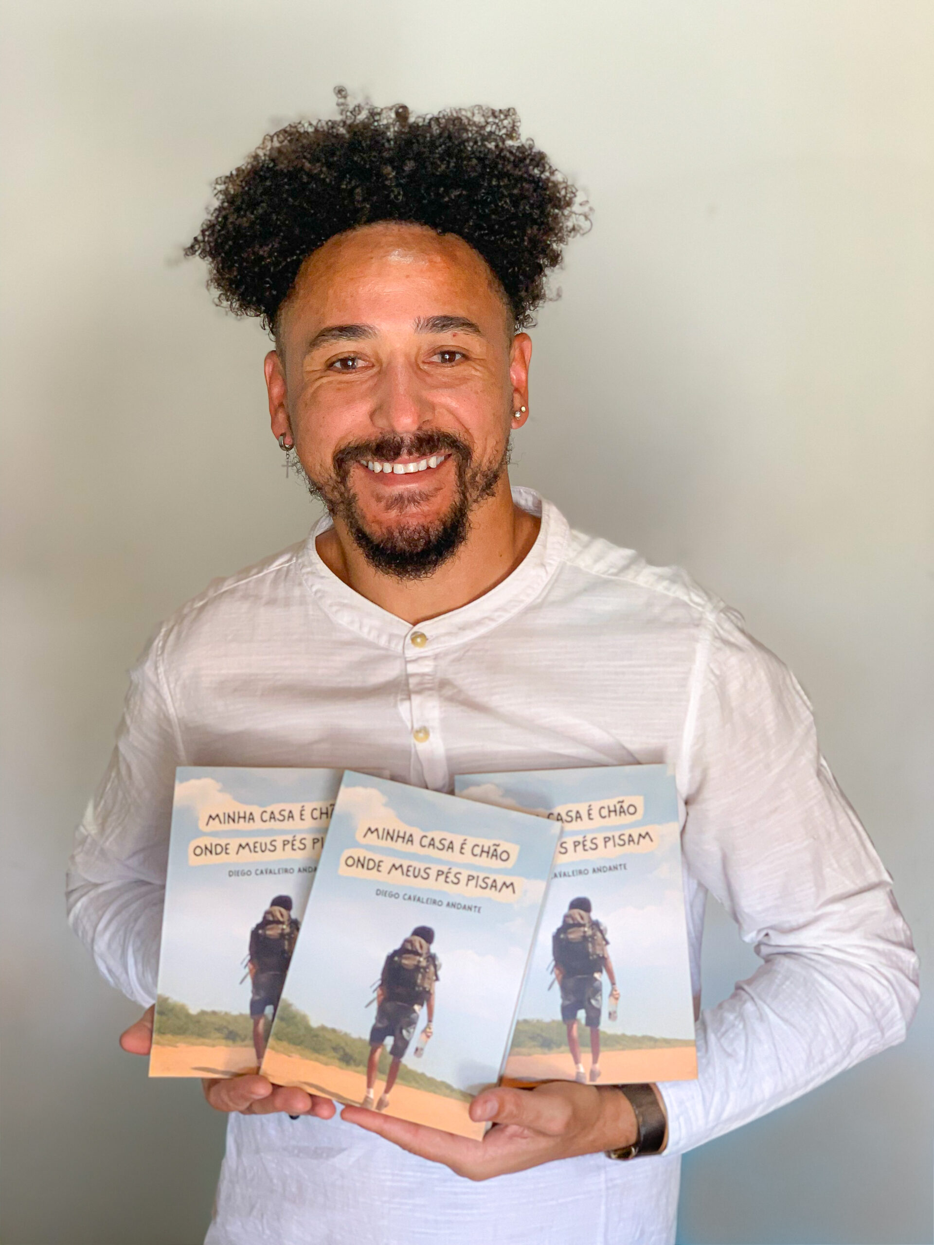 Autor Diego Cavaleiro Andante com seu livro "Minha Casa é Chão"