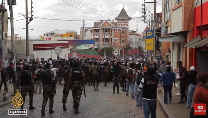 Manifestação Urbana: Multidão e Forças de Segurança