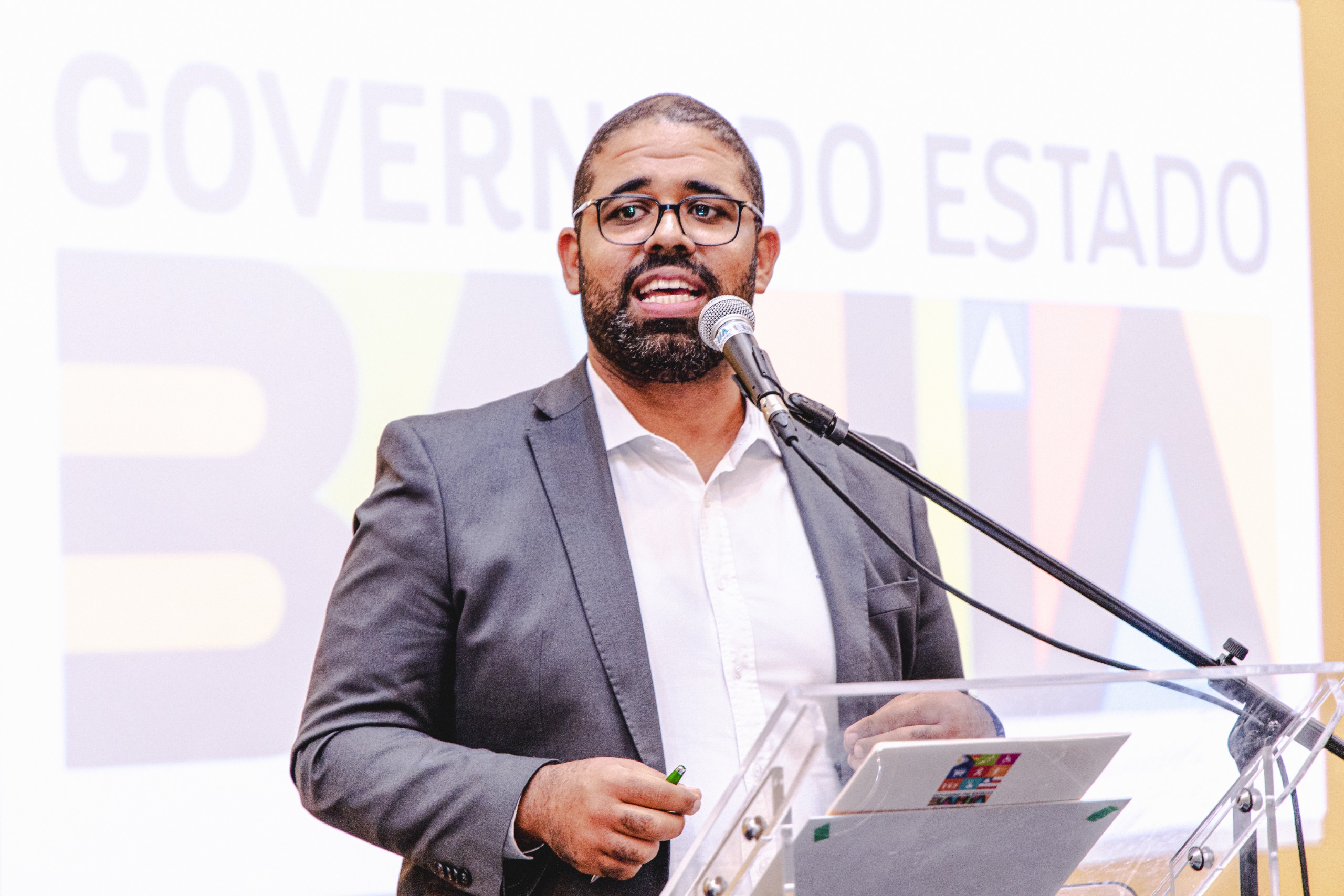 Homem discursando em evento do Governo da Bahia