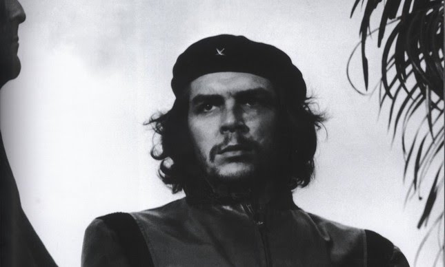Che Guevara: Ícone Revolucionário Contemplativo em Preto e Branco