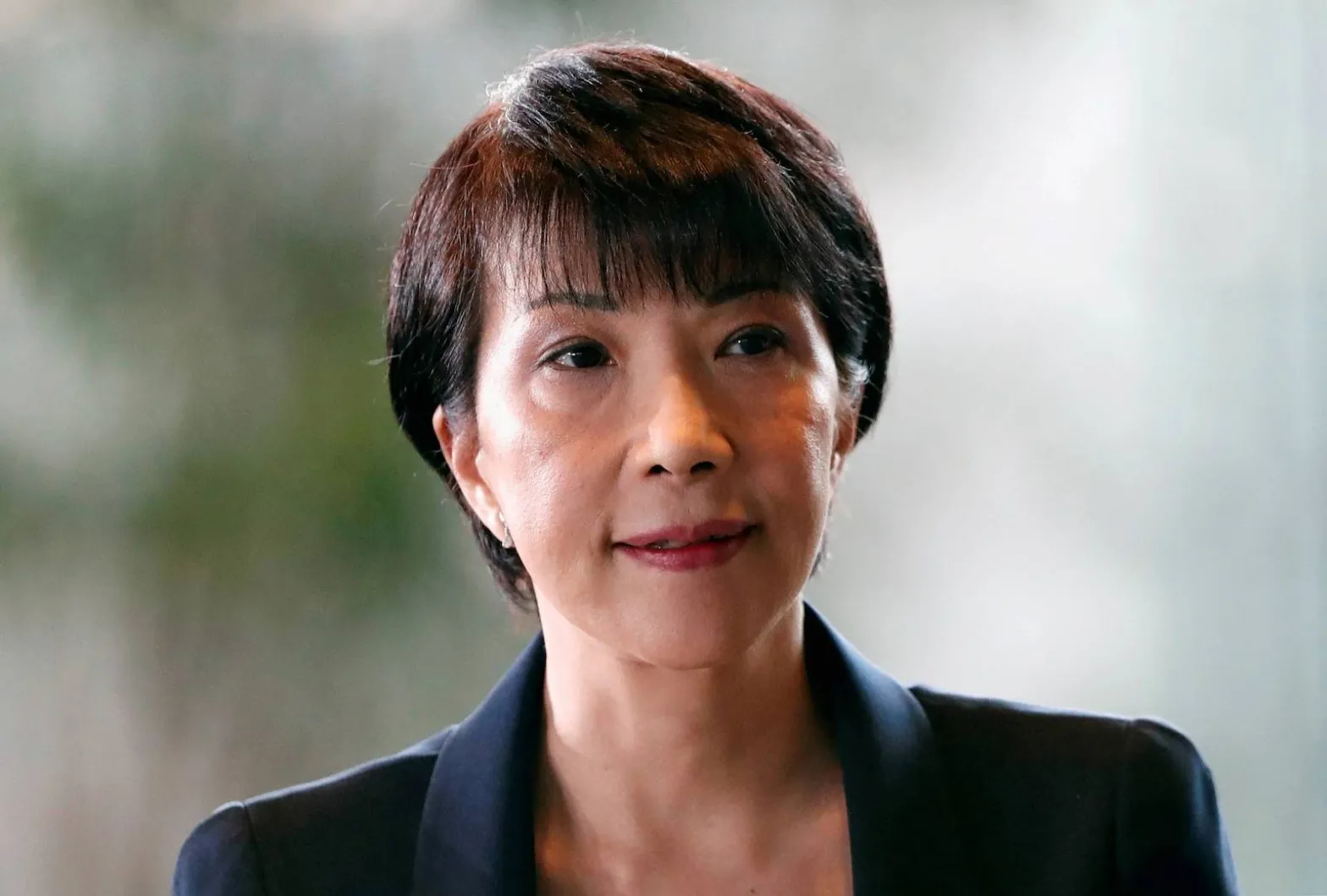 Retrato de Mulher Asiática: Expressão Confiante e Profissional