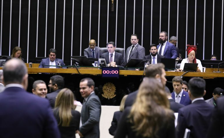 Sessão Deliberativa em Ambiente Legislativo Brasileiro