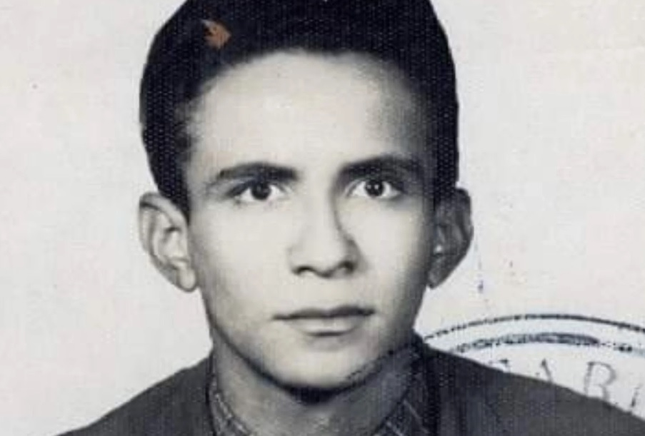 Retrato Histórico: Jovem com Olhar Sério