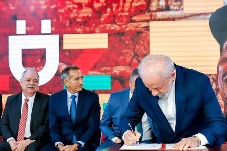 Lula assina documento em cerimônia oficial