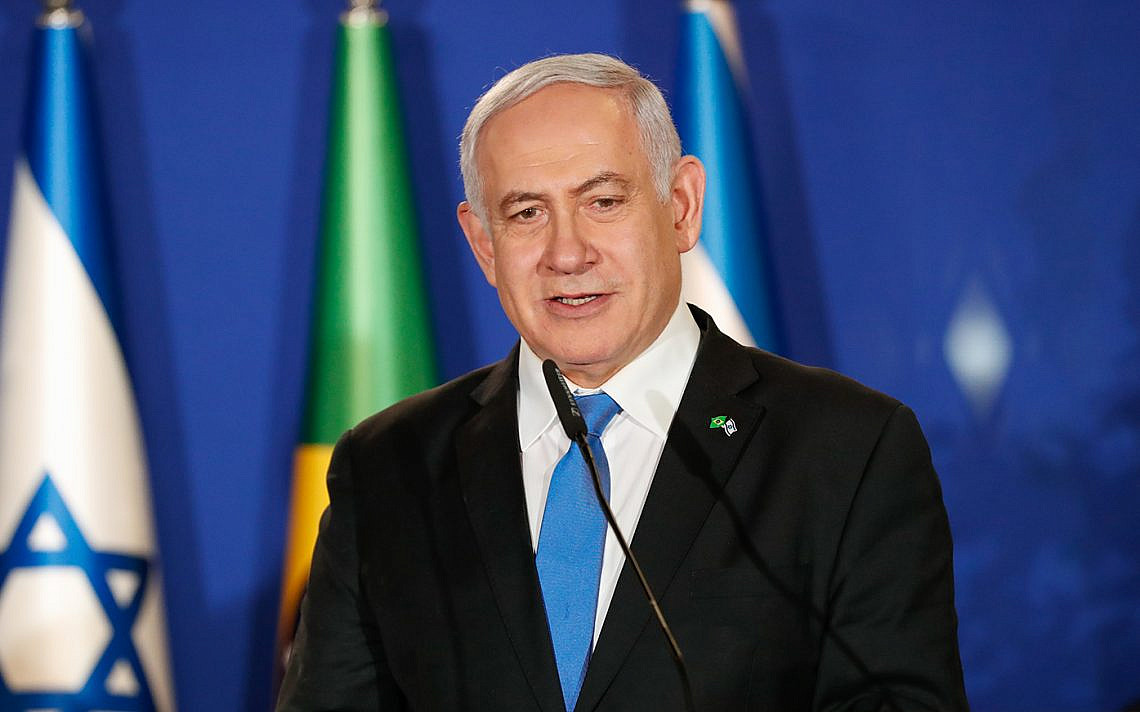 Netanyahu em encontro diplomático com bandeiras de Israel e Brasil