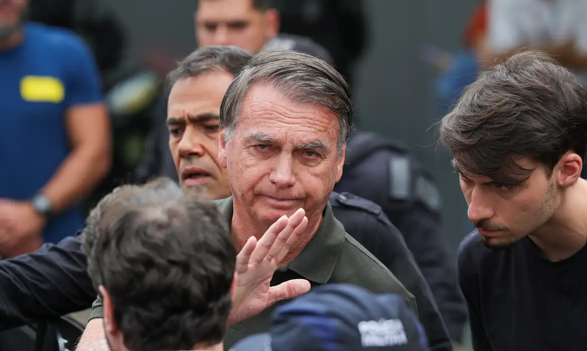 Moraes mantém prisão domiciliar de Bolsonaro e cita risco de fuga