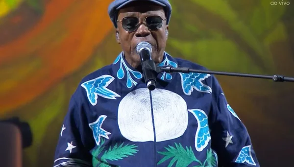 Gilberto Gil: Performance Musical Vibrante e Ícone Cultural