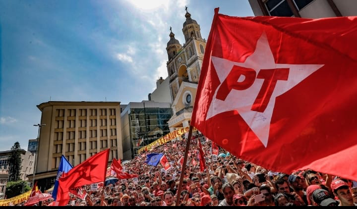 Manifestação PT: Multidão Vermelha, "O Golpe é Fraude"