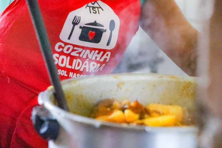 Cozinha Solidária: Preparando Refeições Comunitárias com Dedicação