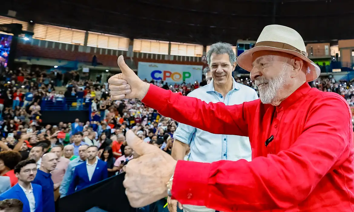 Lula e Haddad: Otimismo em evento político com multidão