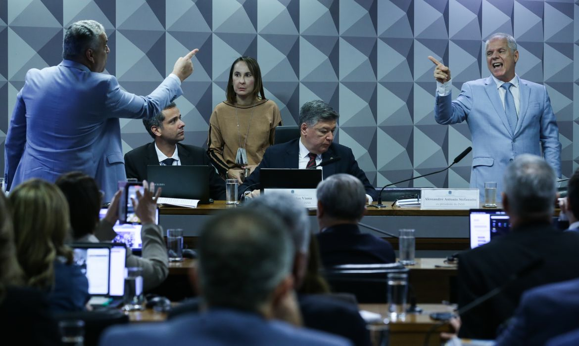 Intenso Debate e Confronto em Sessão Política