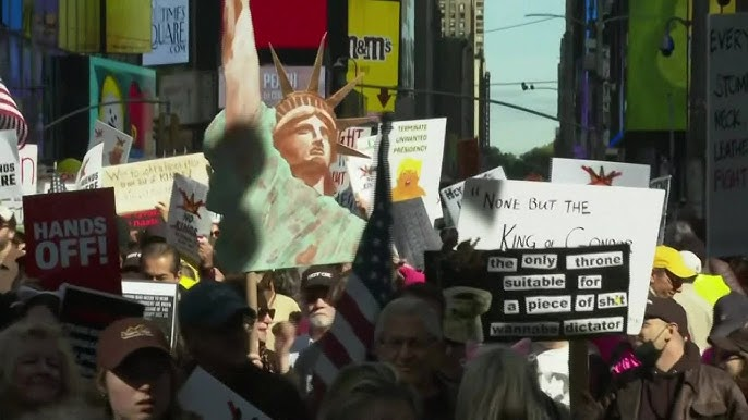 Protesto Antiautoritário em Times Square contra "Rei de Covid".