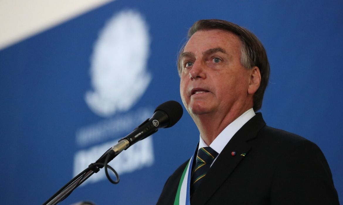 Jair Bolsonaro discursando: figura política em foco