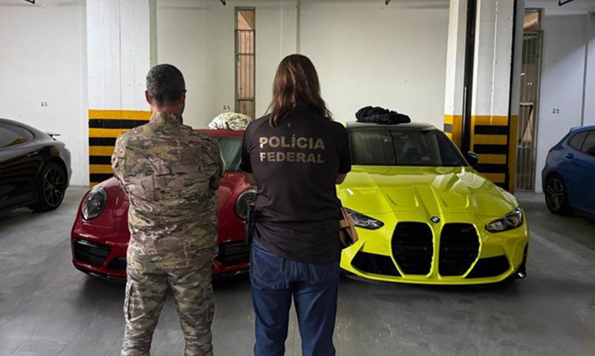 Polícia Federal e Carros de Luxo Apreendidos em Operação