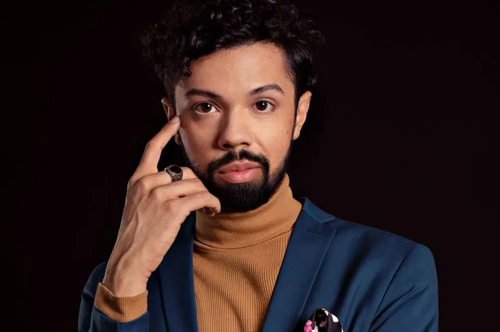 Jovem Pensativo: Retrato de Intelectual Moderno