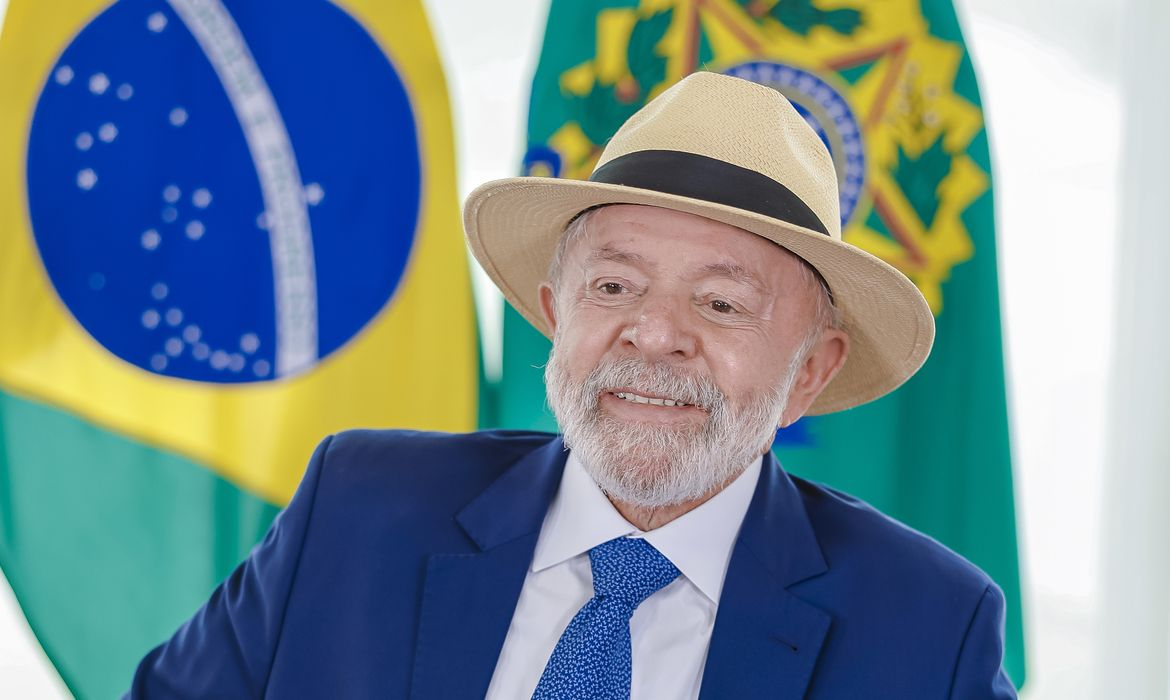 Lula Sorridente: Liderança e Símbolos Brasileiros