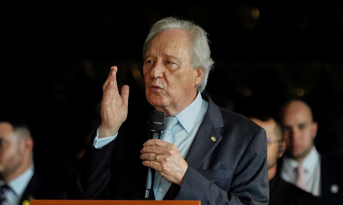 Líder Político Discursa com Gesto Enérgico