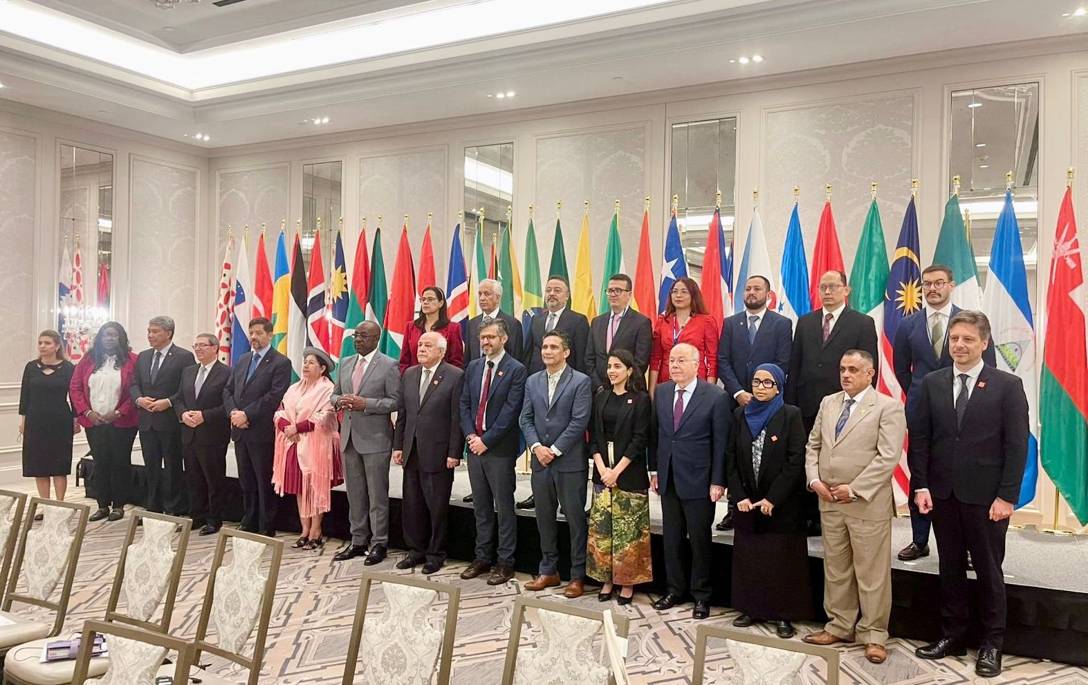 Encontro Internacional: Líderes, Diplomatas e Bandeiras Diversas