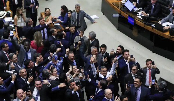 Euforia no Plenário: Celebração de Vitória Legislativa