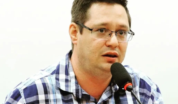 Homem de Óculos e Camisa Xadrez Falando