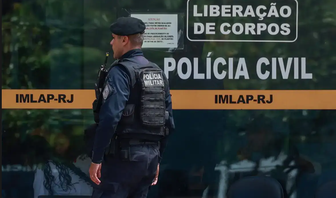 Policial Militar em frente ao IMLAP-RJ no Rio de Janeiro.