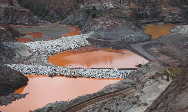 Mineração e Contaminação Ambiental: Água Vermelha em Paisagem Devastada