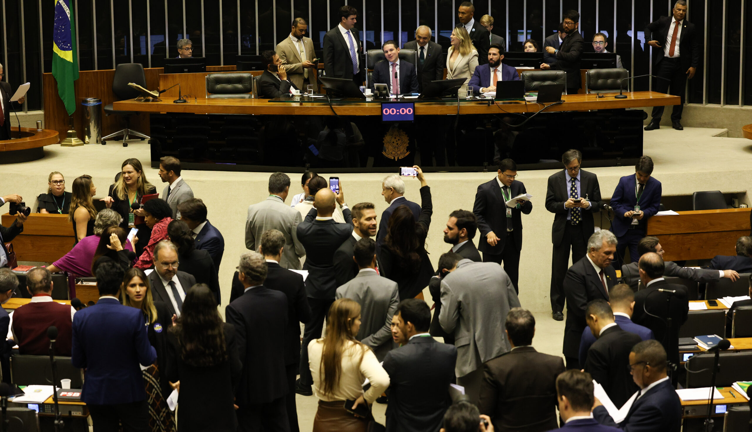 Congresso Nacional: Sessão Plenária e Bastidores.