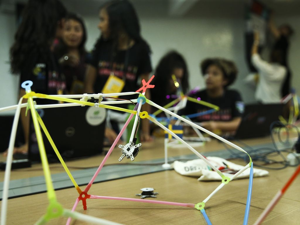 Jovens na oficina de robótica: construindo o futuro STEM