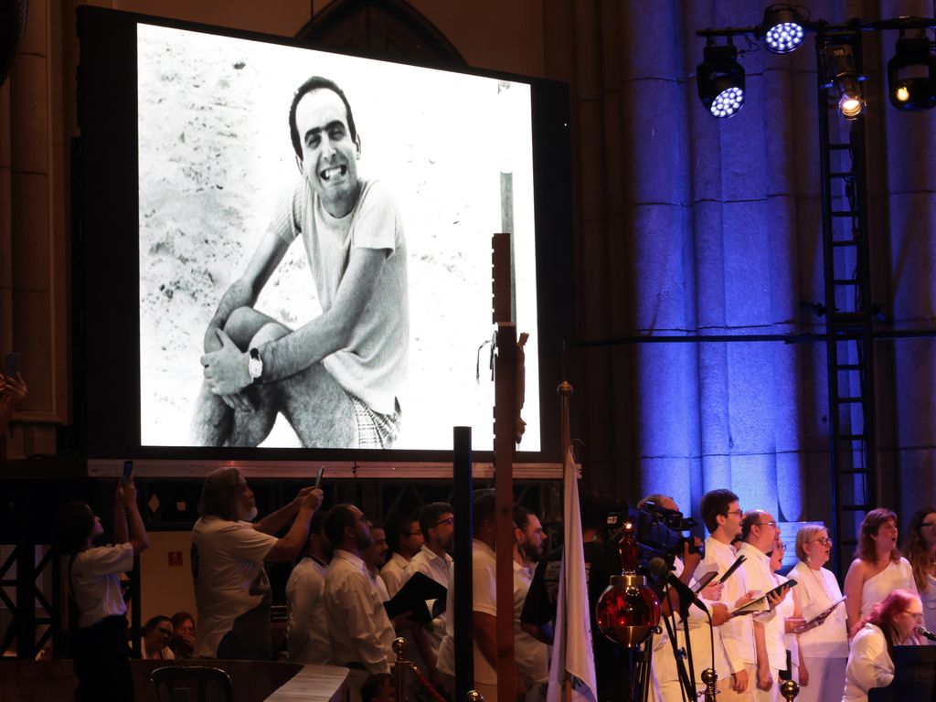 Homenagem Musical: Sorriso de Destaque em Telão