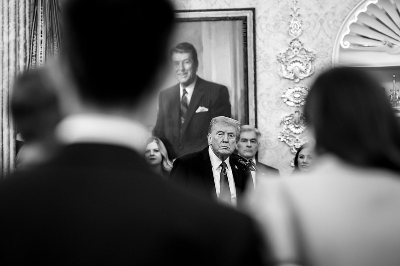 Trump fala, Reagan observa: poder e legados presidenciais.
