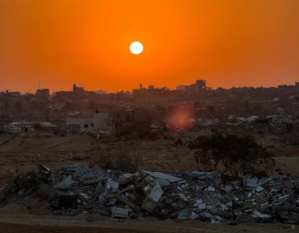 Sol Laranja sobre Ruínas: Cenário de Devastação Urbana