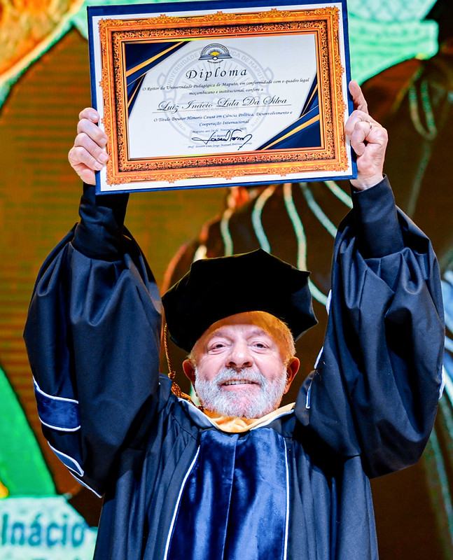 Lula exibe Doutorado Honoris Causa da Universidade Pedagógica de Maputo