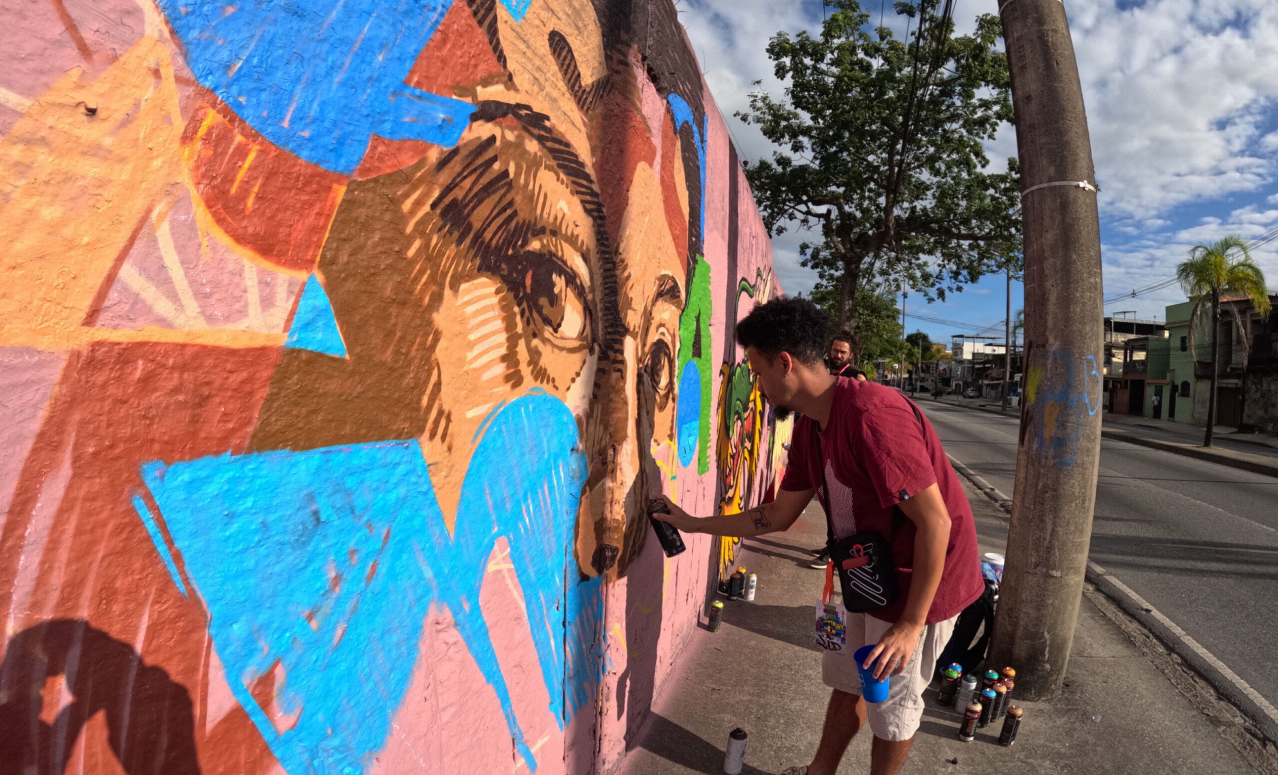 Jovem artista grafitando mural vibrante na rua