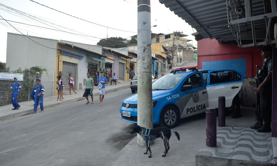 Cotidiano em bairro brasileiro com presença policial.