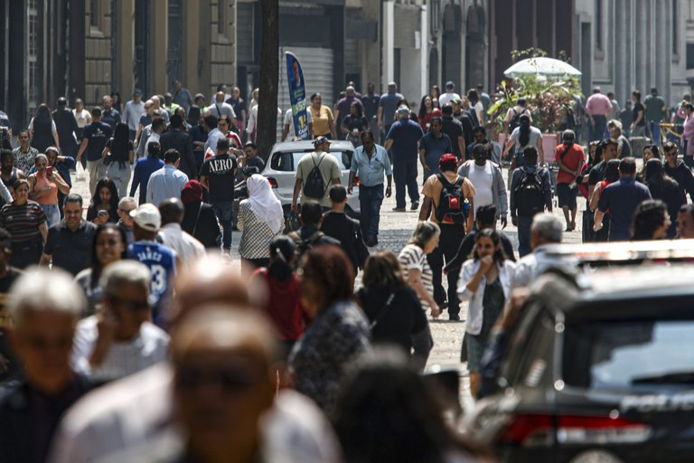Multidão em Rua Urbana: Dinamismo e Diversidade Cotidiana