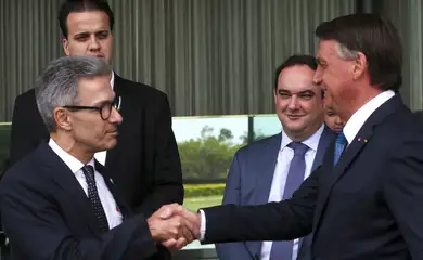 Bolsonaro e Autoridade em Cumprimento Formal