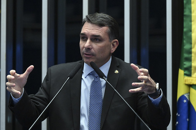 Flávio Bolsonaro discursa em sessão parlamentar