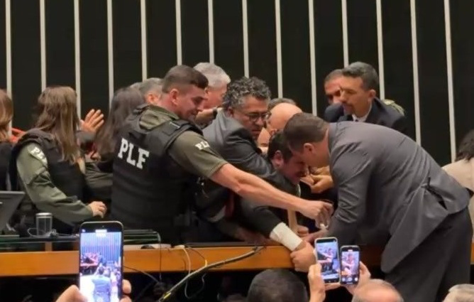Conflito e contenção em assembleia legislativa