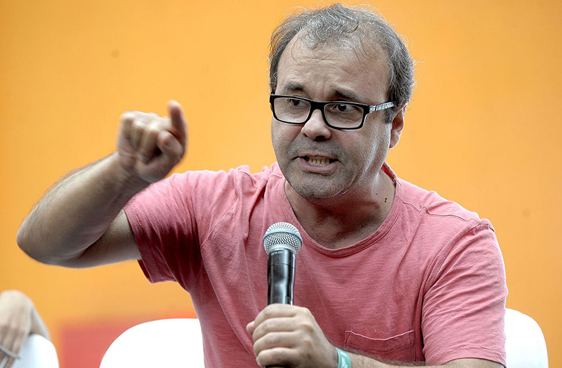 Palestrante Gesticula com Paixão ao Microfone