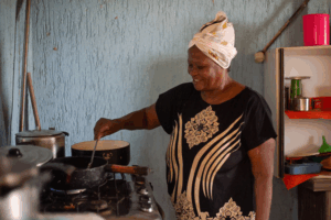 Mulher Negra Cozinha: Tradição, Resistência e Cotidiano Afetivo