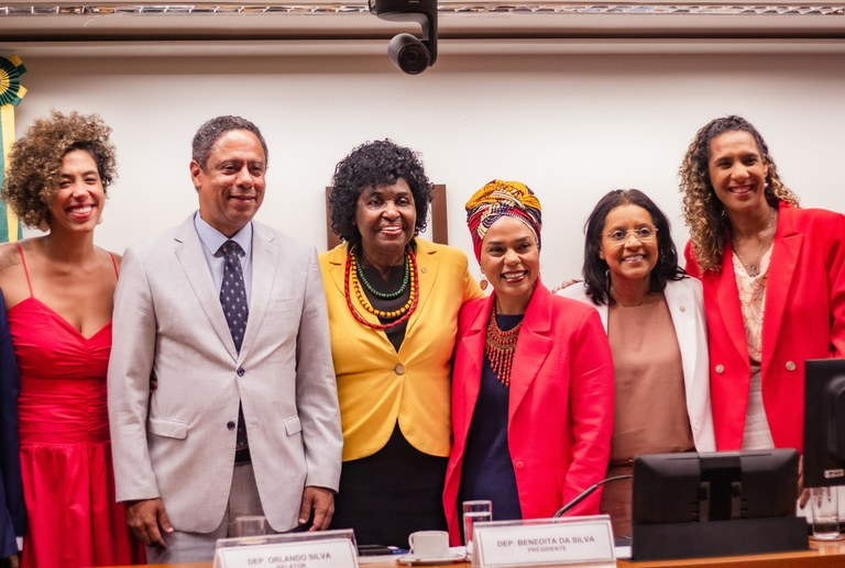 Lideranças Negras Sorridentes em Painel Político