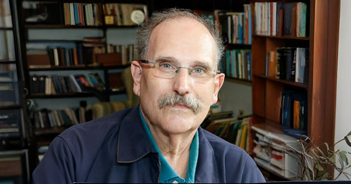 Retrato de intelectual em biblioteca