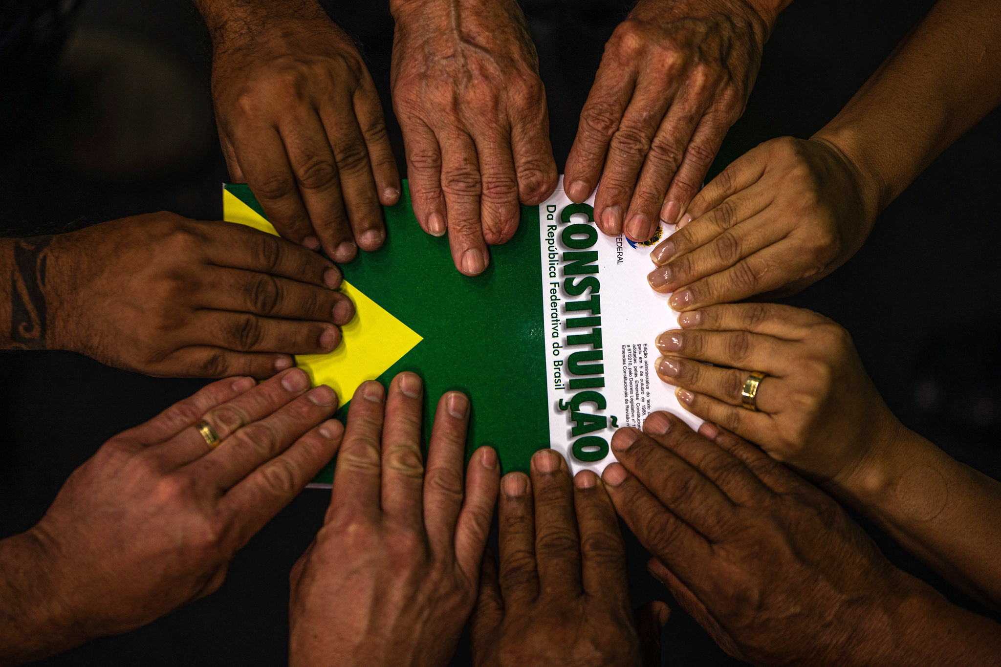 Mãos Diversas Unem-se Pela Constituição Brasileira