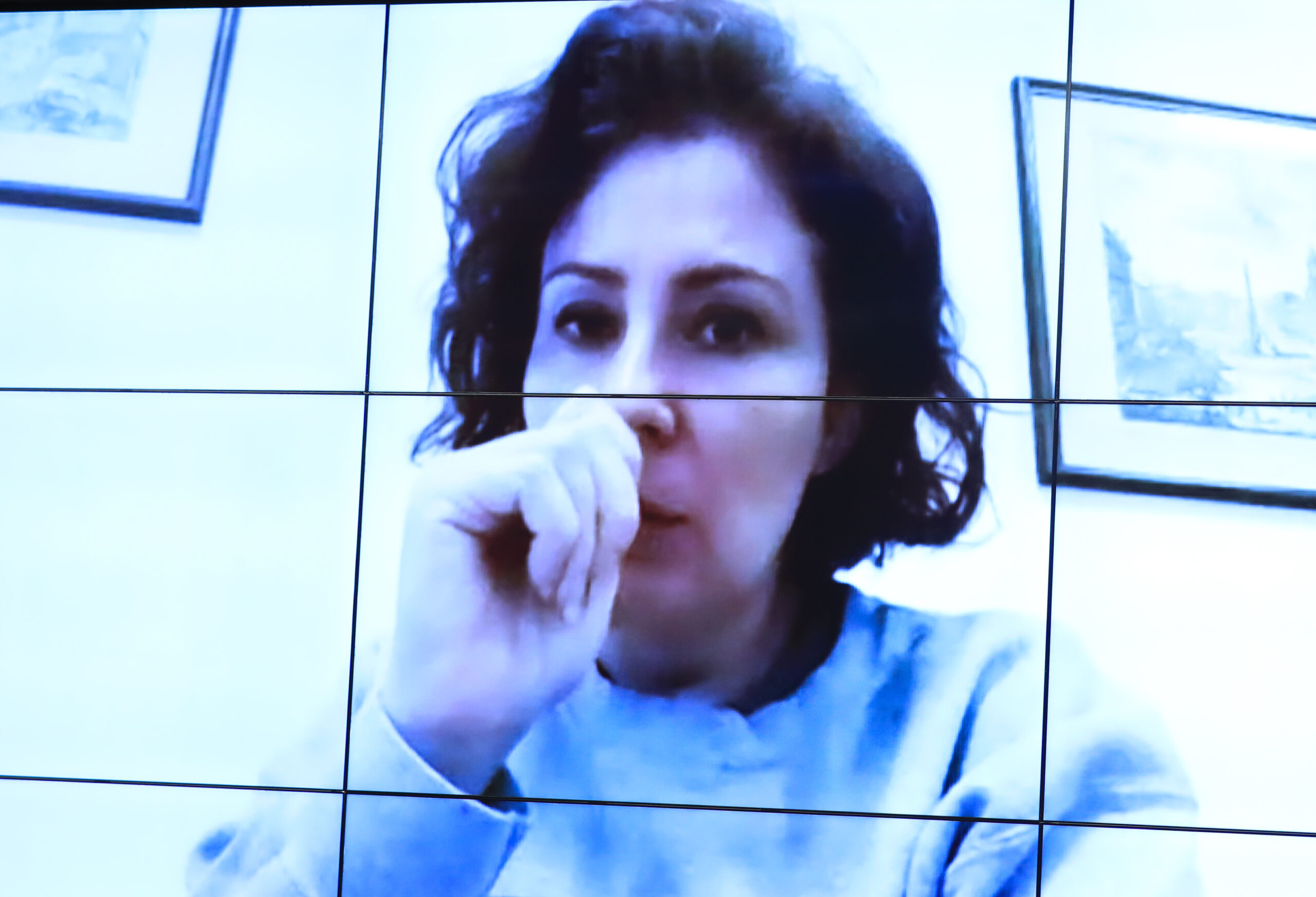 Mulher em videoconferência, reflexão sobre comunicação digital