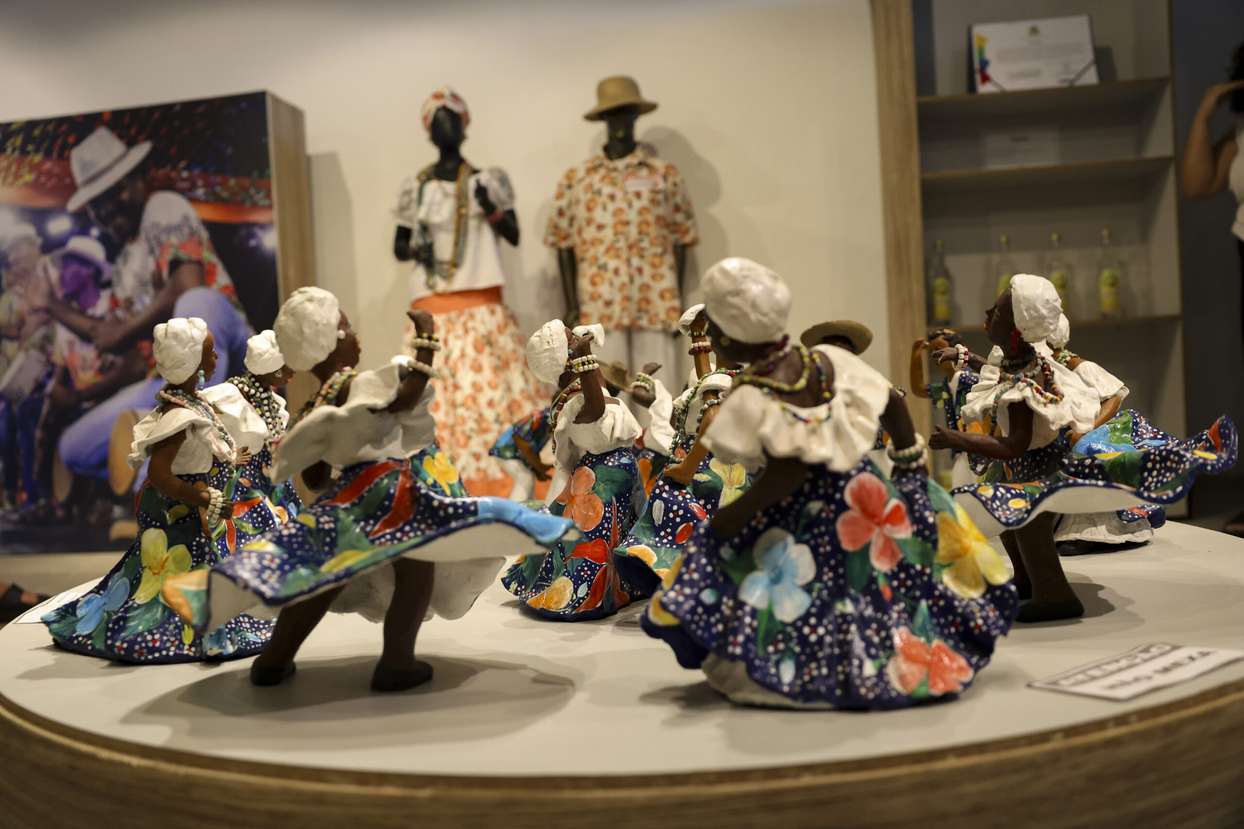 Artesanato Folclórico: Dança e Cultura Brasileira em Miniatura