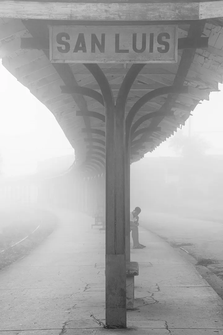 Estação San Luis na Névoa: Solidão e Espera