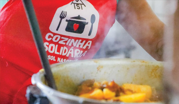 Cozinha Solidária: Refeição Quente em Ação Comunitária